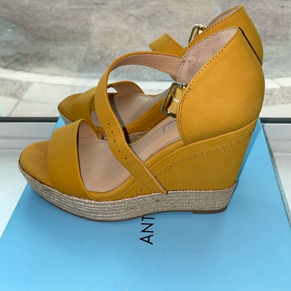 Antonio melani, 6.5, worm couple times. Sunlight yellow color - Picture 3 of 4